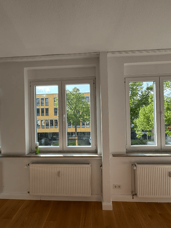 Montiertes Kunststofffenster mit Rollladen