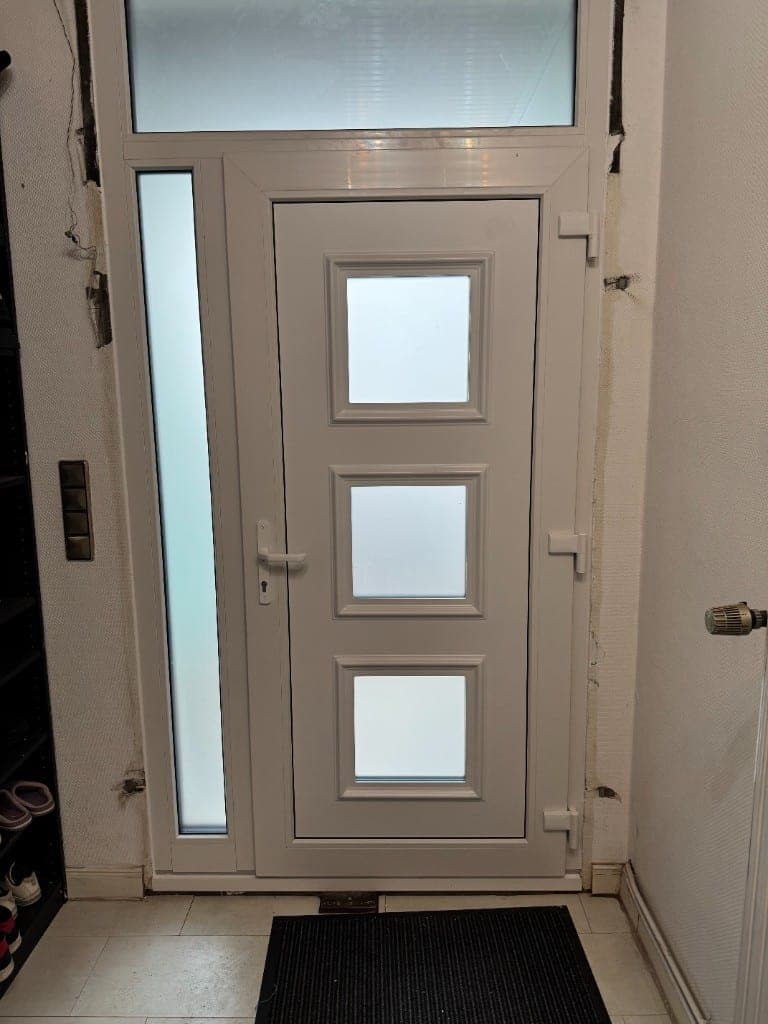 Montiertes Fenster mit Rollladenkasten