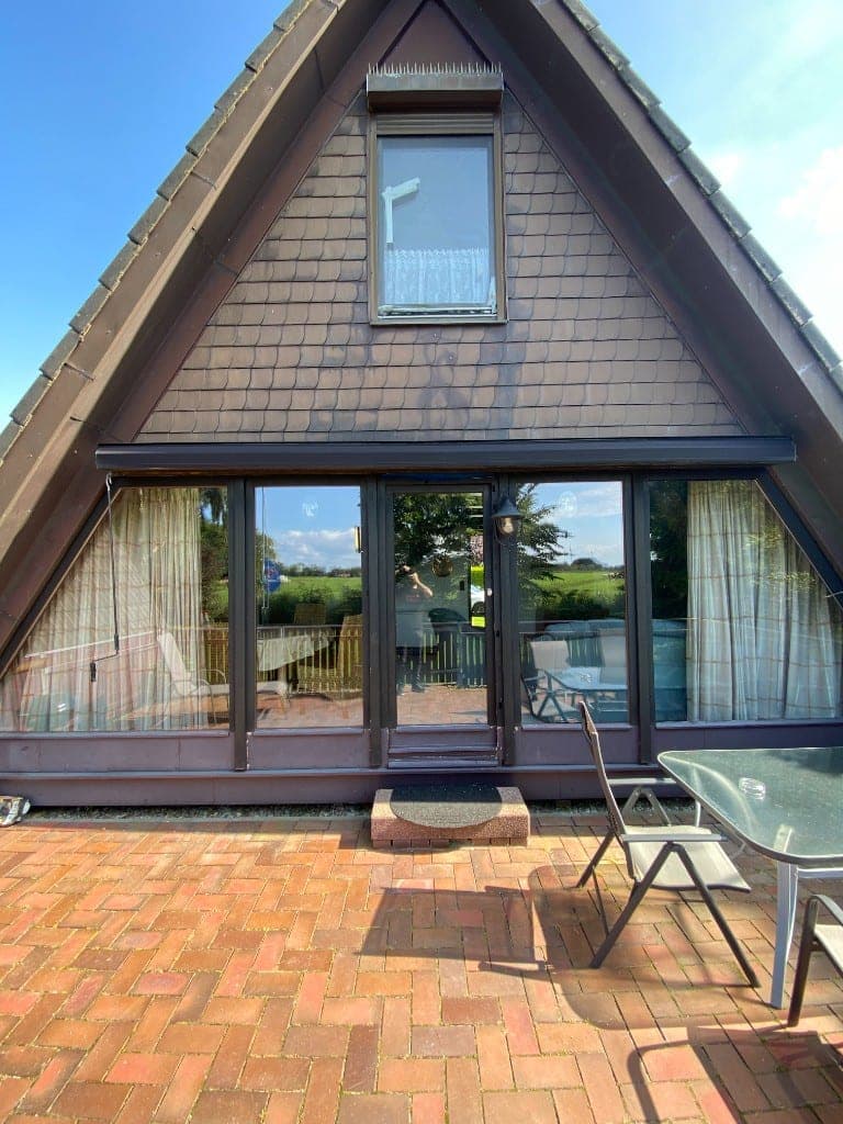 Mehrfamilienhaus mit neuen Fenstern und Balkonen